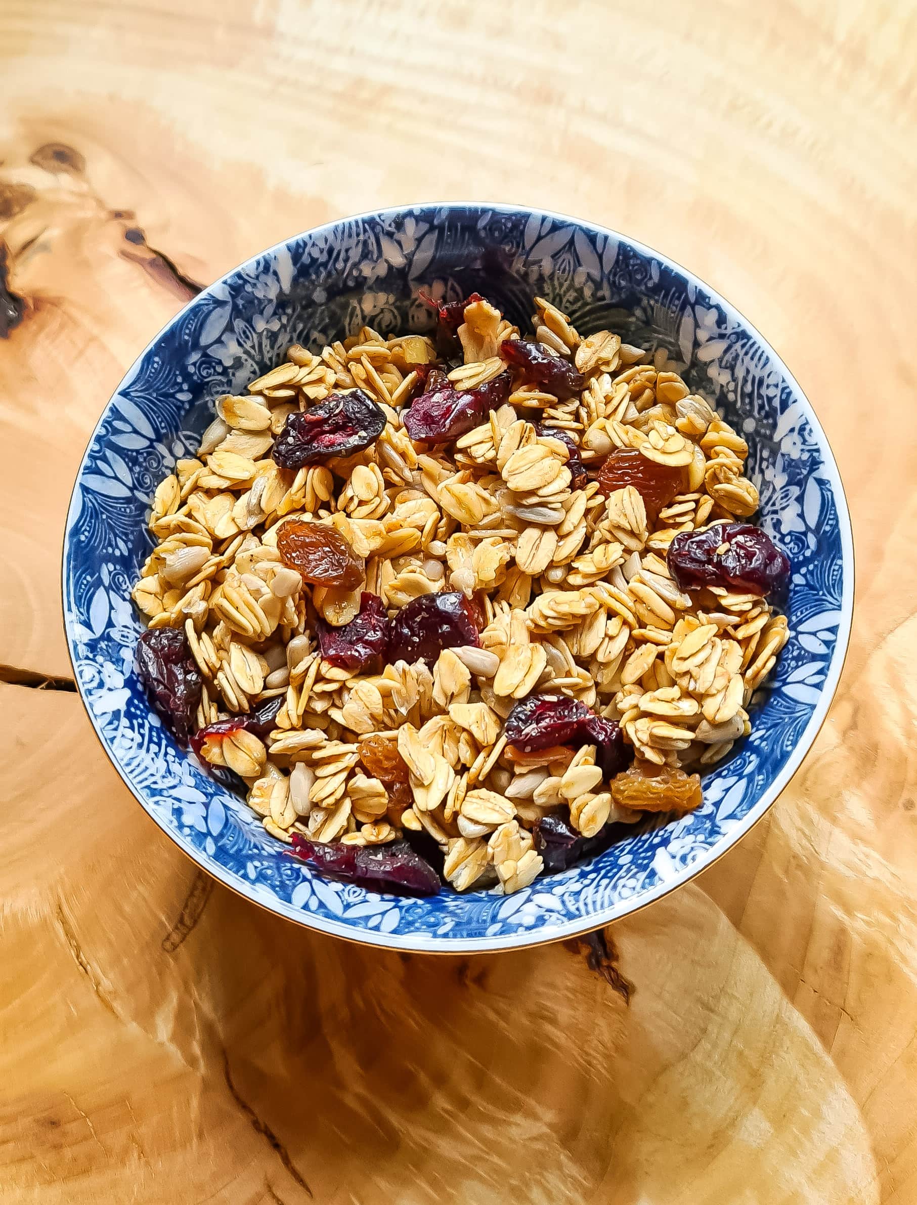 Honig-Knuspermüsli (Granola) mit Cranberries und Sultaninen