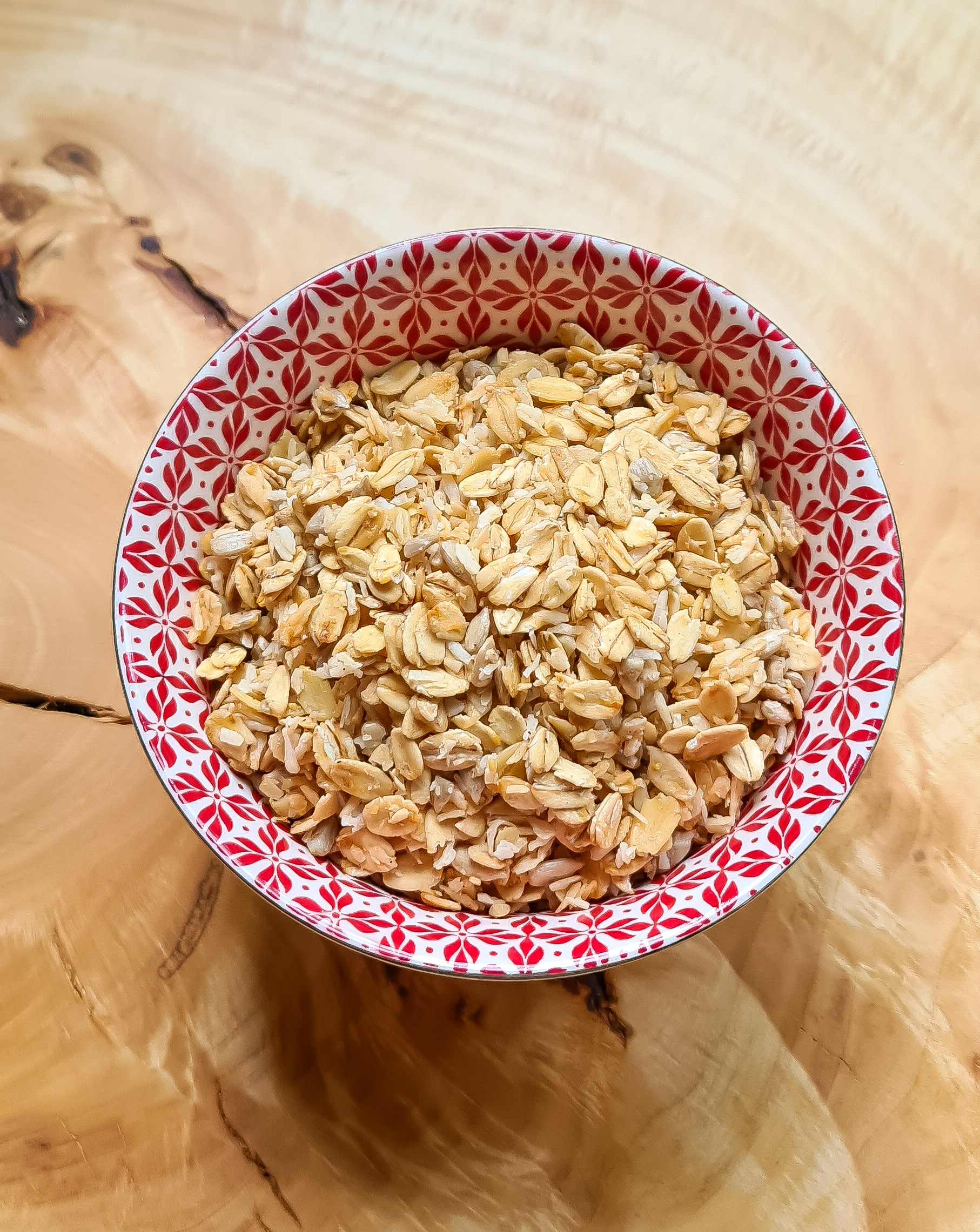 Honig-Knuspermüsli (Granola) mit gerösteten Kokosraspeln