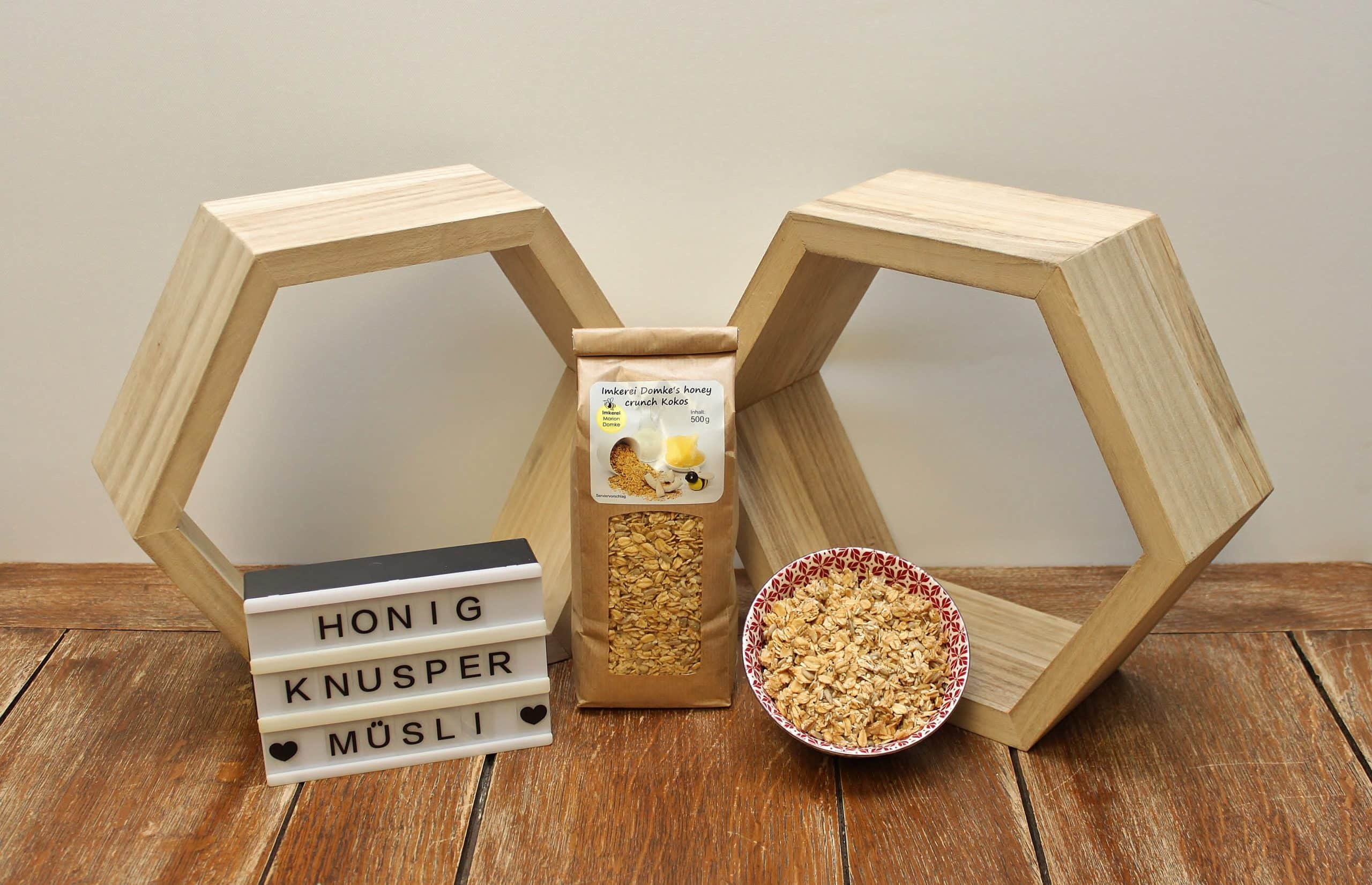 Honig-Knuspermüsli (Granola) mit gerösteten Kokosraspeln