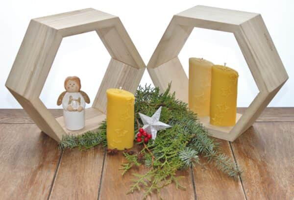Handgefertigte Bienenwachskerze, ovale Kerze mit Sternen, Weihnachten