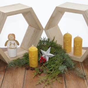 Handgefertigte Bienenwachskerze, Stumpenkerze Wabenoptik mit Engel, Weihnachten