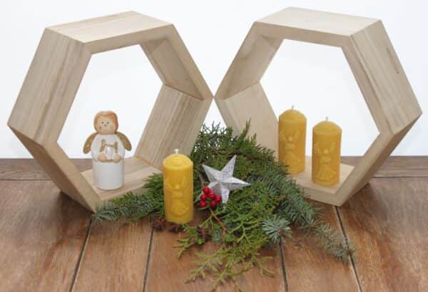 Handgefertigte Bienenwachskerze, Stumpenkerze Wabenoptik mit Engel, Weihnachten
